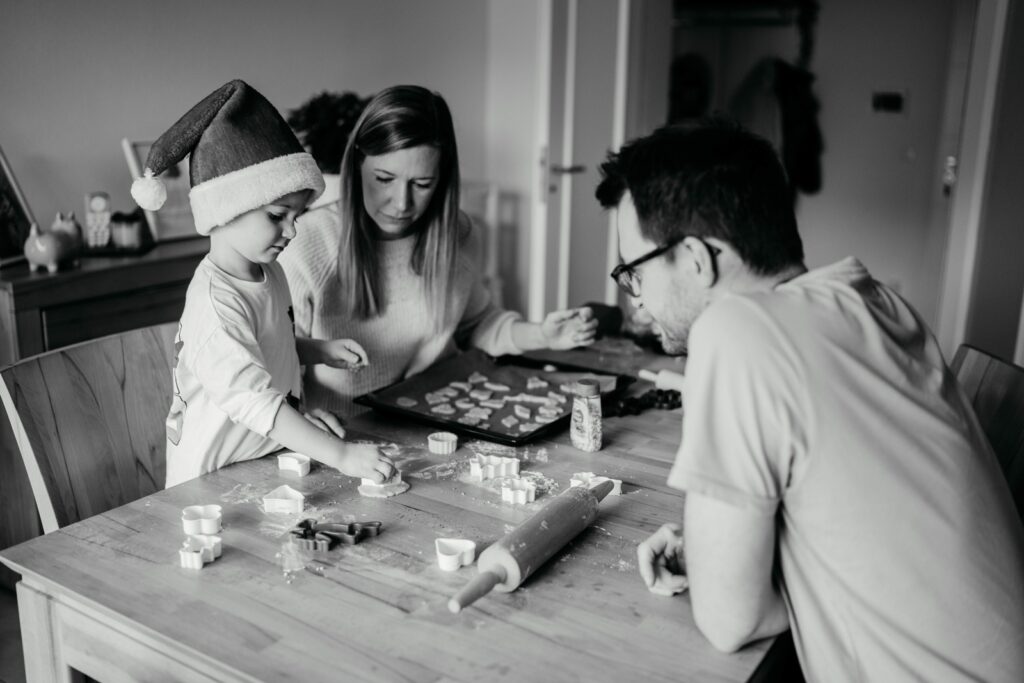 Familie backt gemeinsam Plätzchen mit dreijährigem Sohn