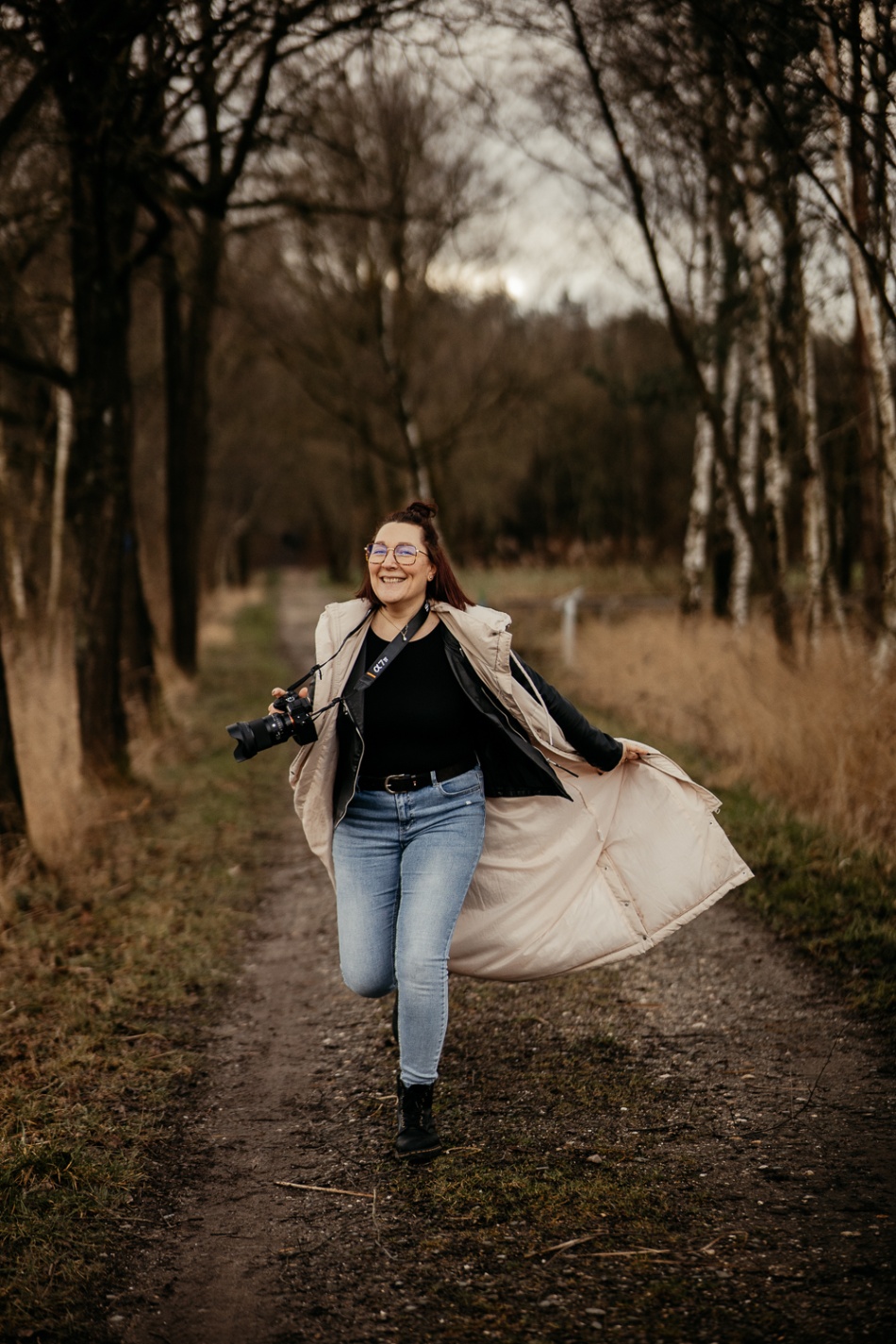 Fotografin in Brüggen, Nettetal, Schwalmtal und Umgebung. Ich, wie ich mit der Kamera auf einem Feldweg renne.